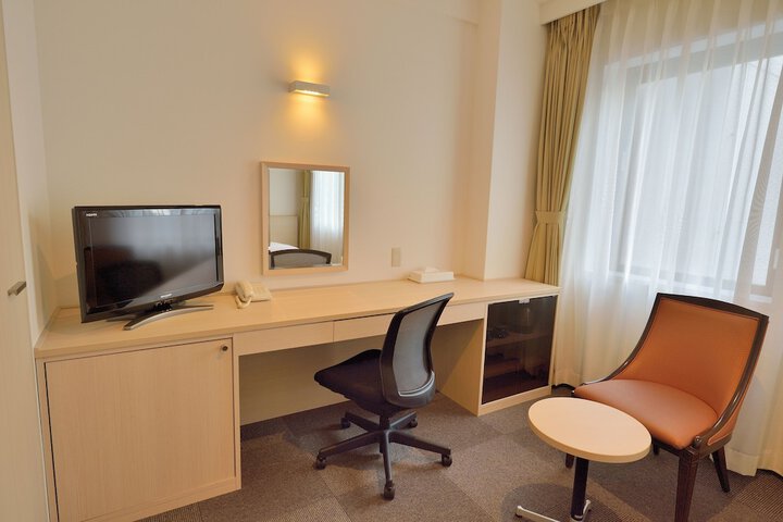 Room 8 of 32
