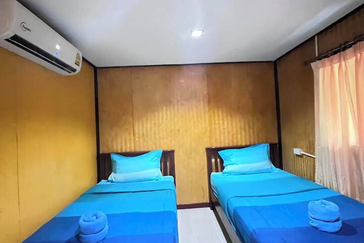 Room 11 of 16