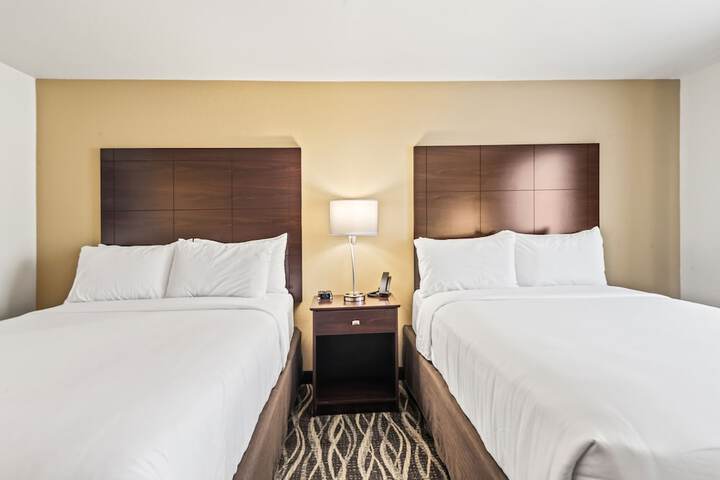 2 Queen Beds (8 of 10)