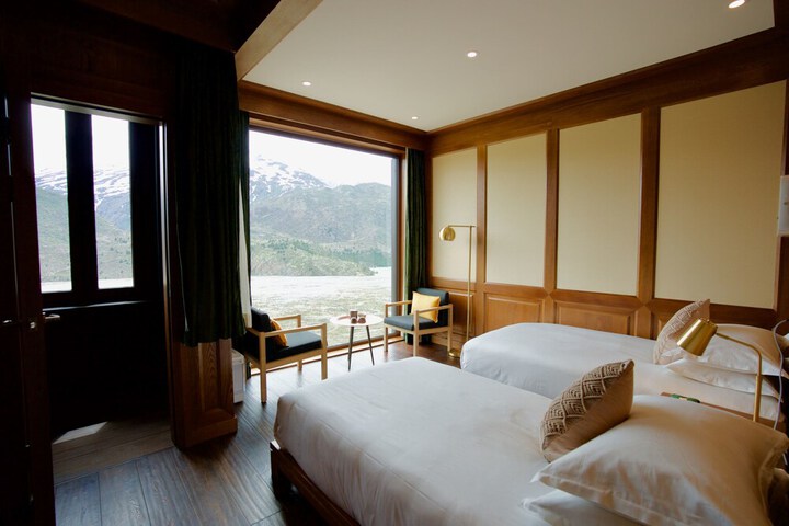 Room 8 of 12