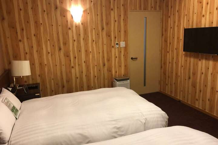 Room 6 of 75