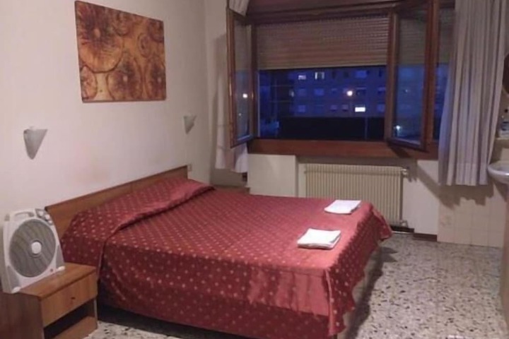 Room 10 of 16