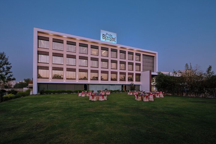 Exterior of Pride Biznotel Manjusar
