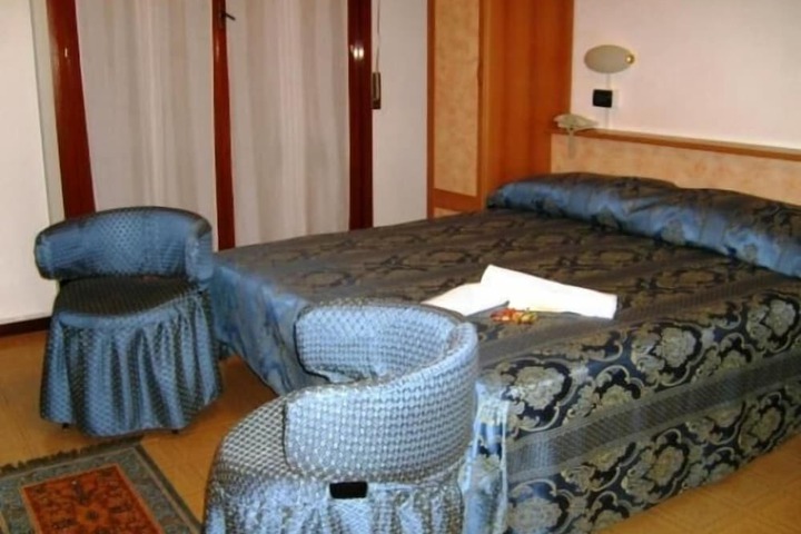 Room 11 of 42