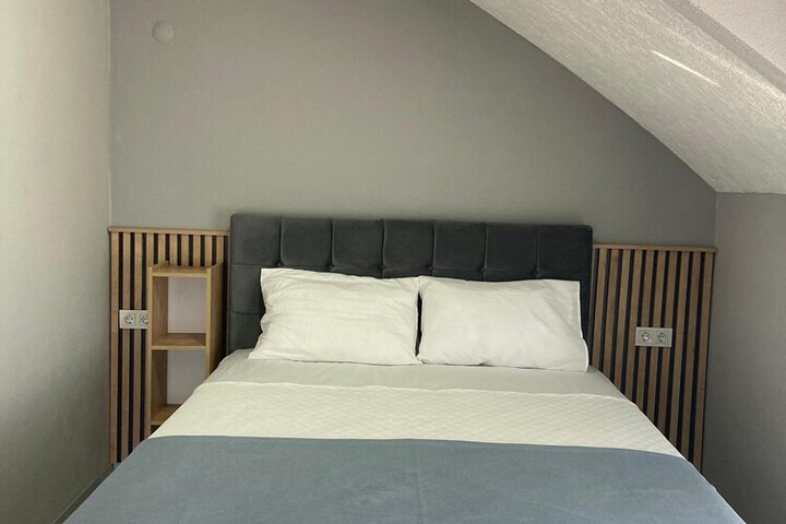 Room 5 of 126