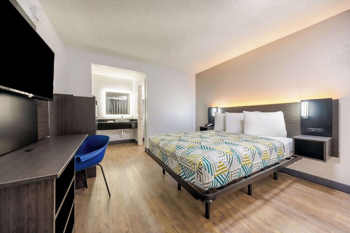 1 Queen Bed (4 of 7)