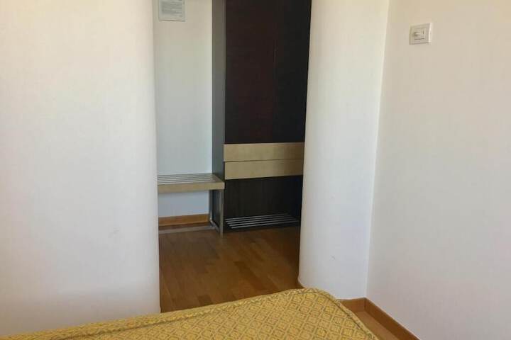 Room 4 of 80