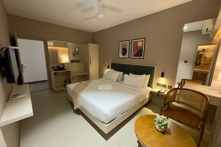 Room 11 of 24