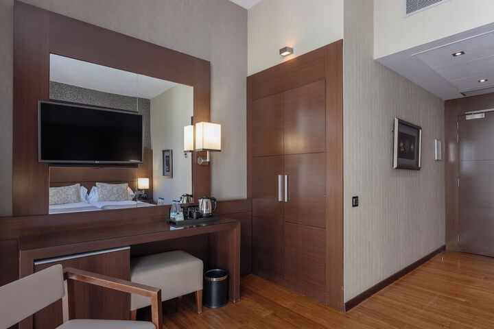 Room 15 of 94