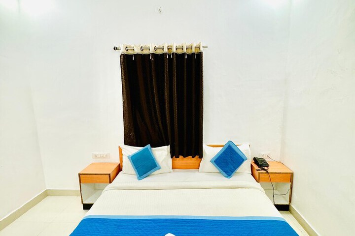 Room 11 of 16