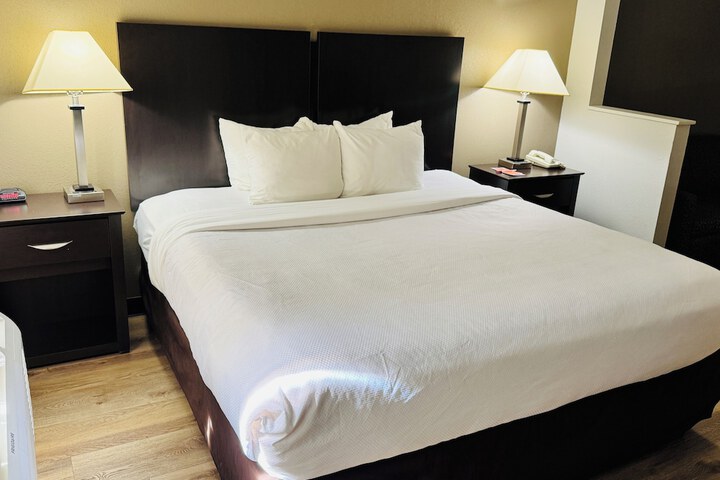 1 King Bed (4 of 22)