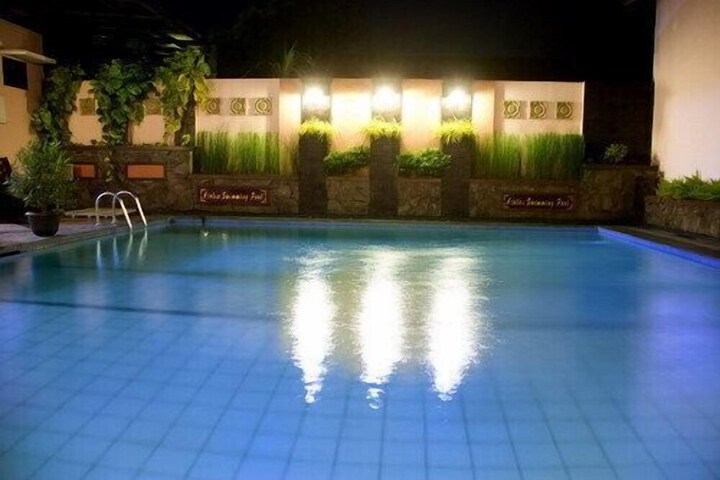 Hotel with Pool