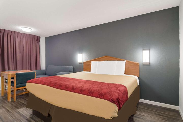 1 King Bed (2 of 10)