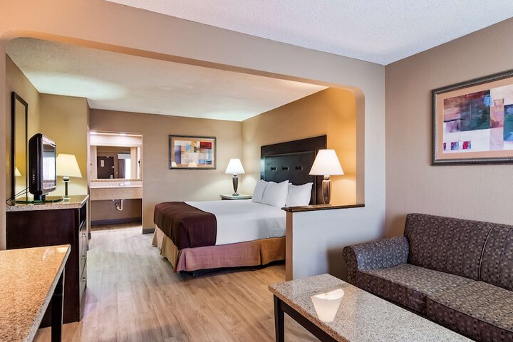 1 King Bed Sofa For Sitting Microwave and Refrigerator Oversized Room Desk Continental Breakfast (8 of 17)