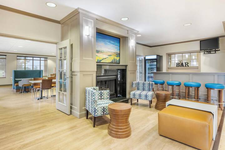 Lobby lounge