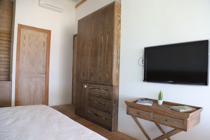 Room 8 of 102