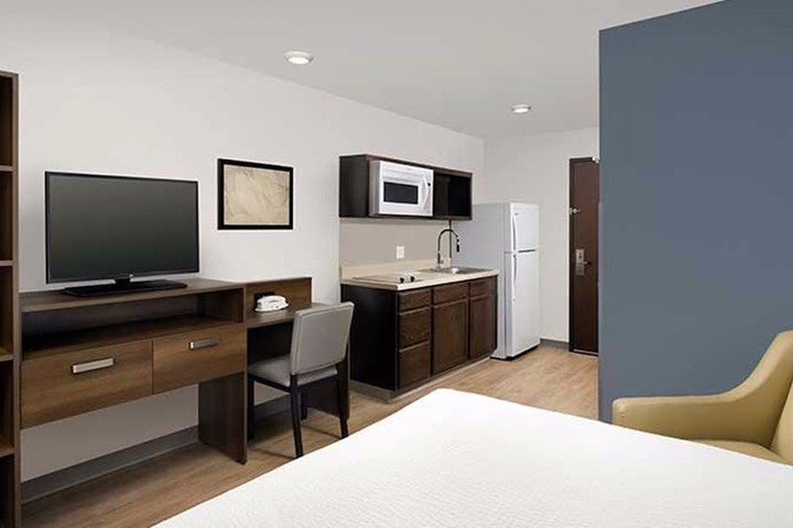 1 Queen Bed (8 of 14)