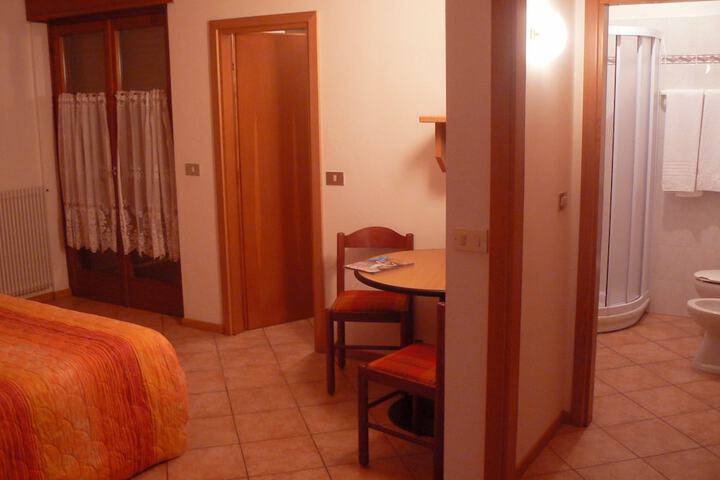 Room 10 of 34