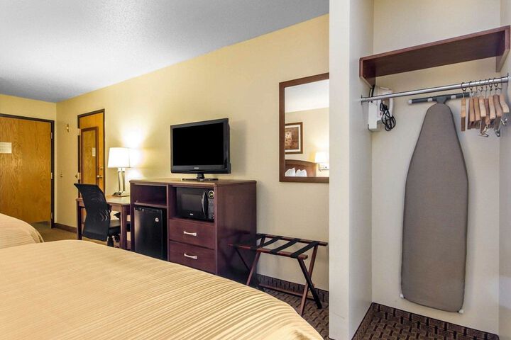 1 Queen Bed (10 of 12)