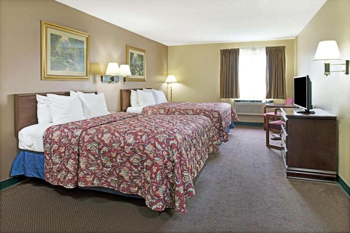 2 Queen Beds Accessible (2 of 10)