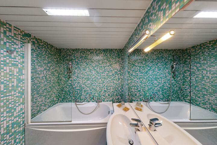 Room 13 of 26