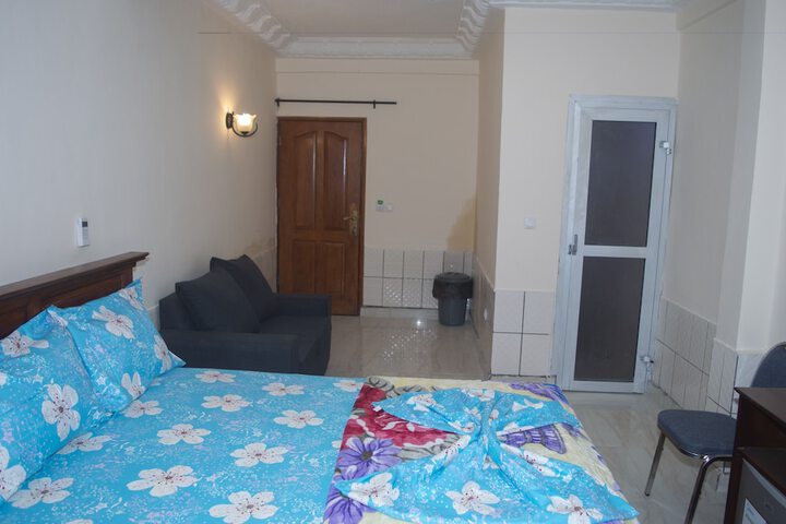 Room 6 of 8