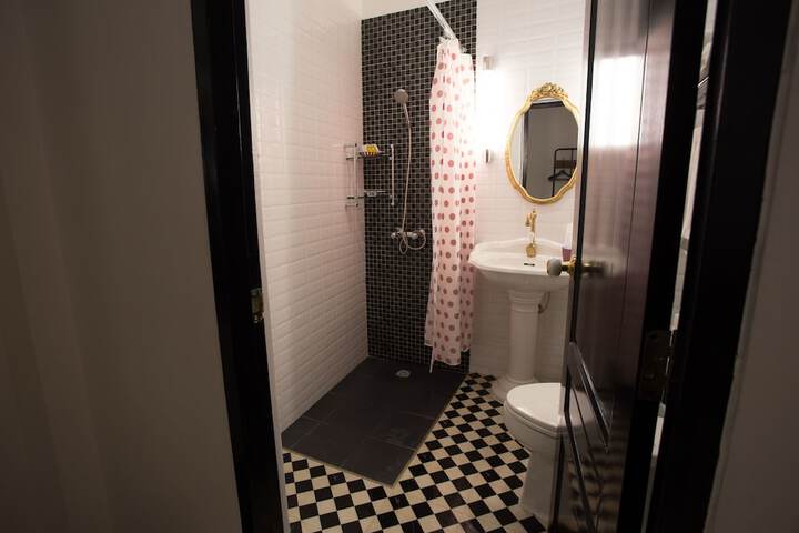 Room 33 of 49