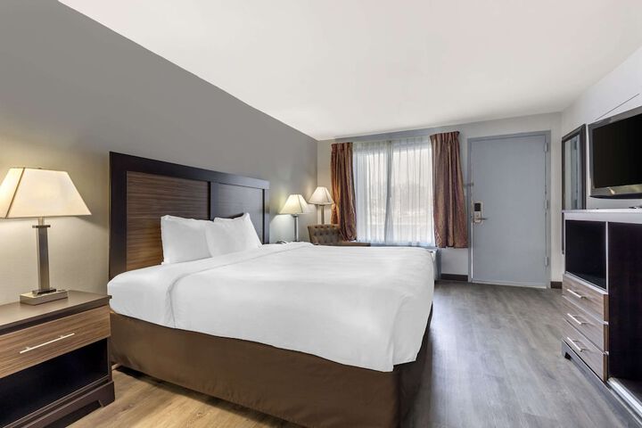 1 King Bed Efficiency (7 of 12)
