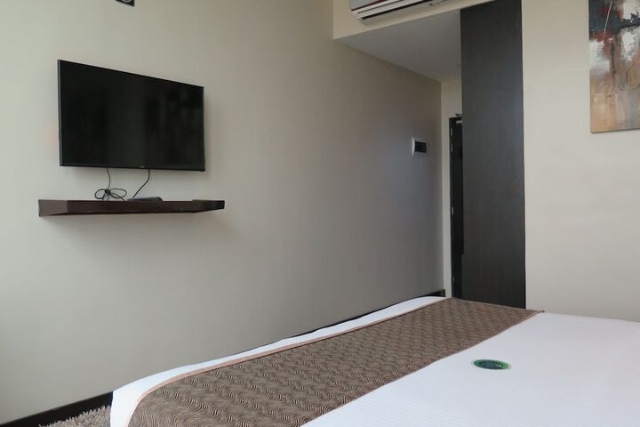 Room 5 of 32