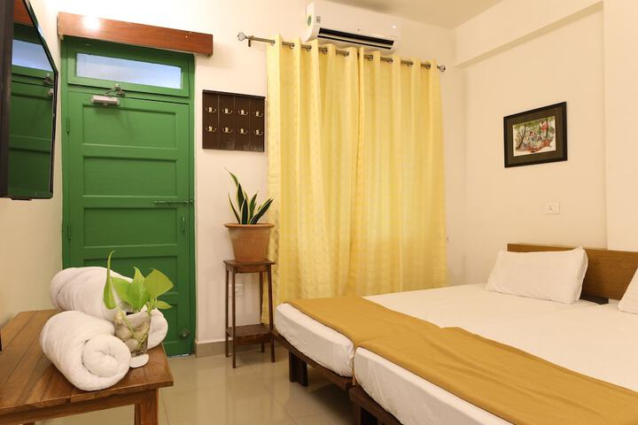 Room 12 of 25