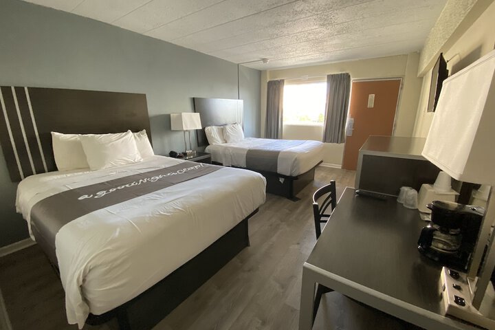 2 Queen Beds (11 of 41)