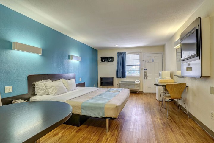 1 King Bed (2 of 16)