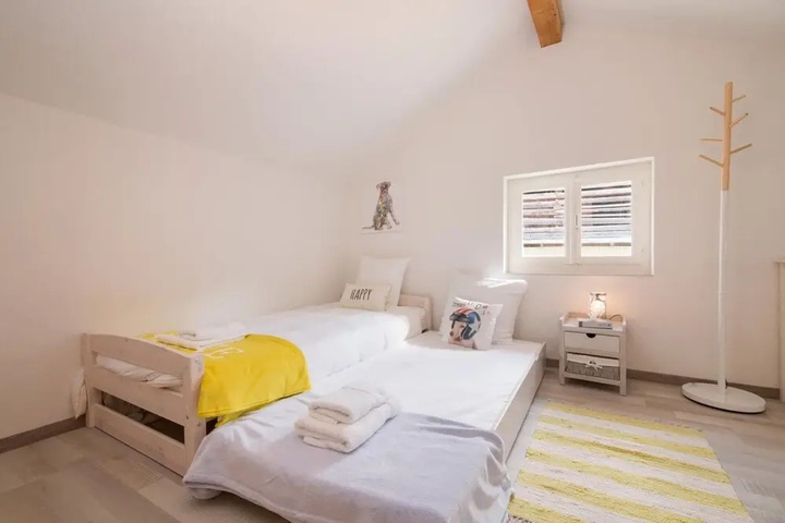Room 4 of 14