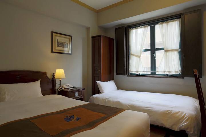 Room 17 of 40