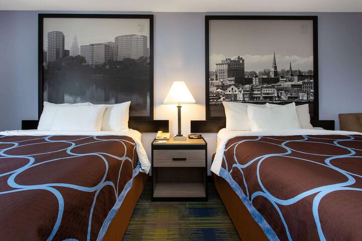 1 Queen Bed (3 of 9)