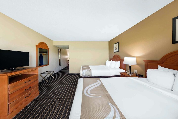 King and Queen Bed (5 of 11)