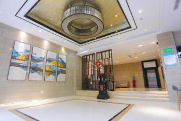 Set Hotel (Jingchu University of Technology Zhuyuan Road Branch)