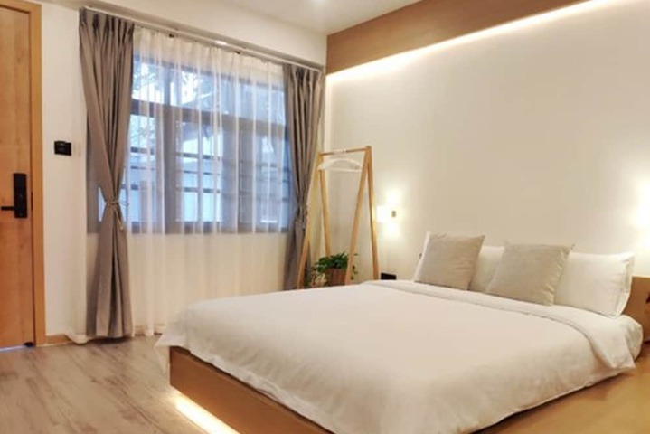 Room 6 of 28