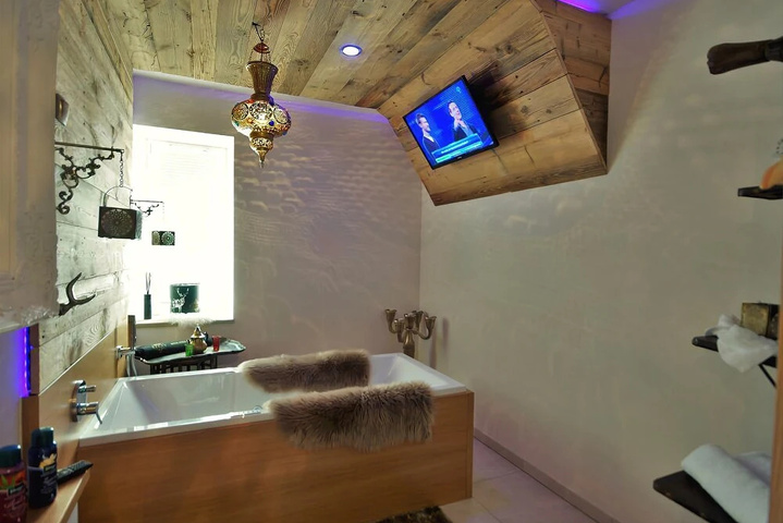 Room 2 of 26