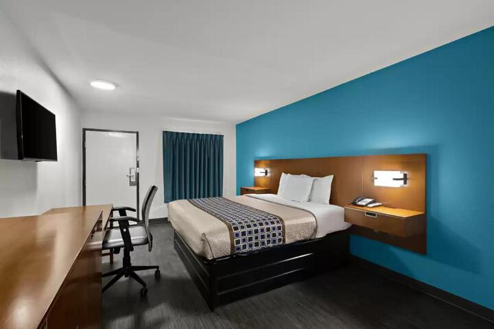 1 King Bed (2 of 9)