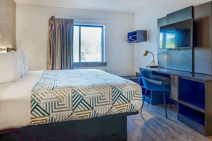1 King Bed (4 of 6)