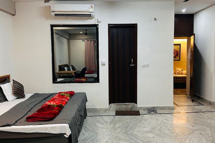 Room 8 of 77