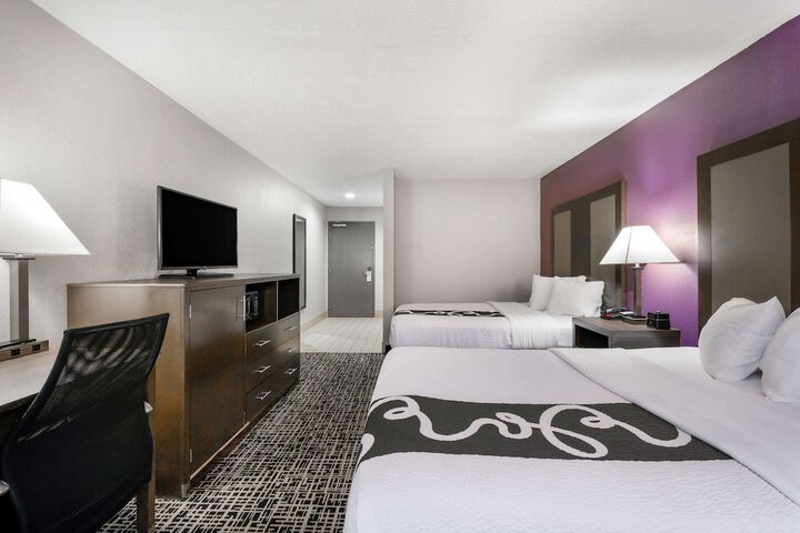 2 Queen Beds Mobility Accessible (11 of 11)