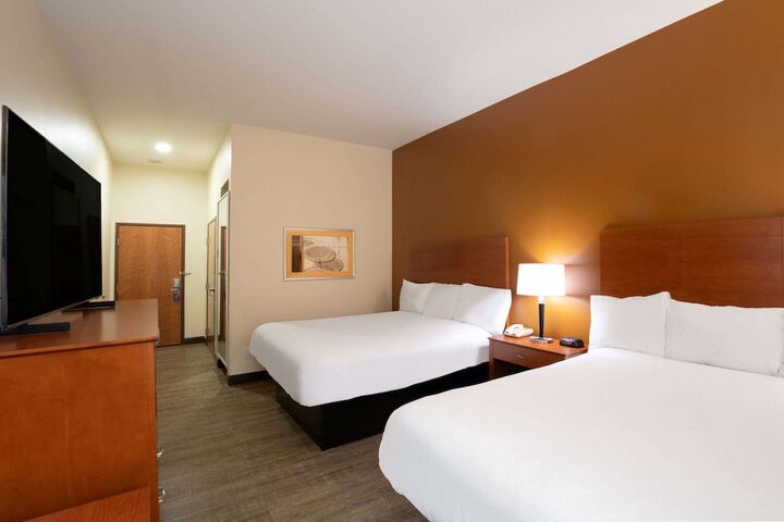 2 Double Beds Accessible (3 of 5)