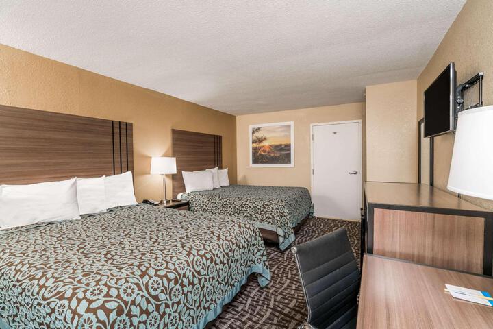 2 Queen Beds Business Room (5 of 8)