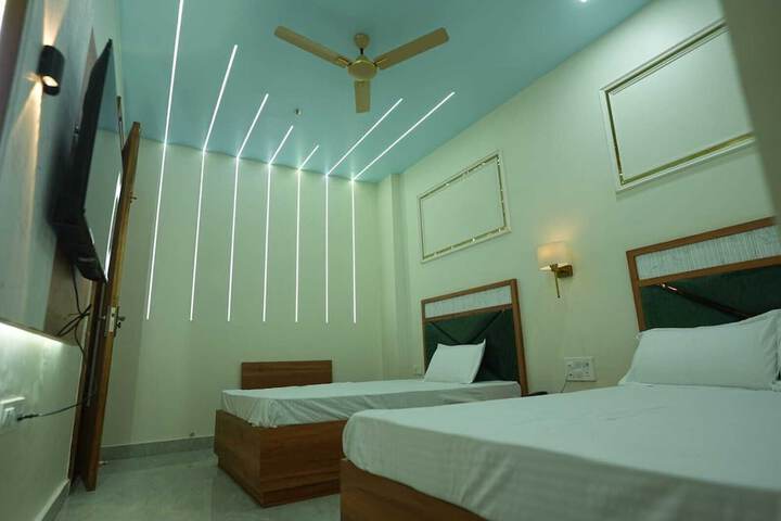 Room 13 of 28