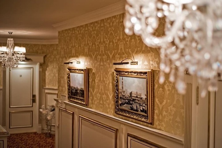Ballroom/Hall 24 of 25