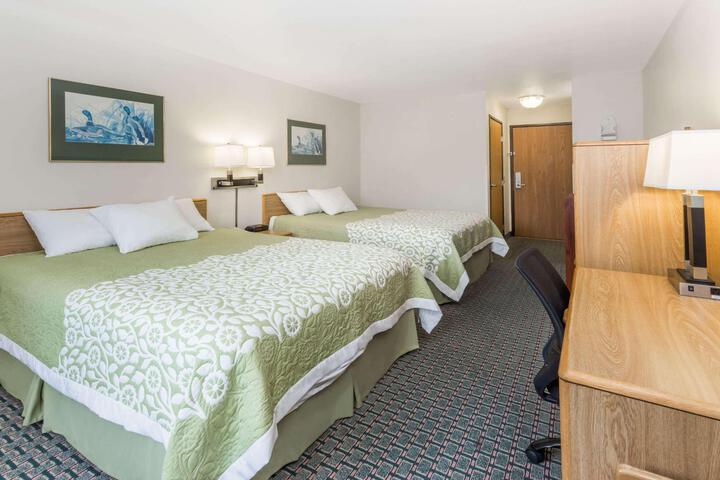 1 Queen Bed (2 of 9)