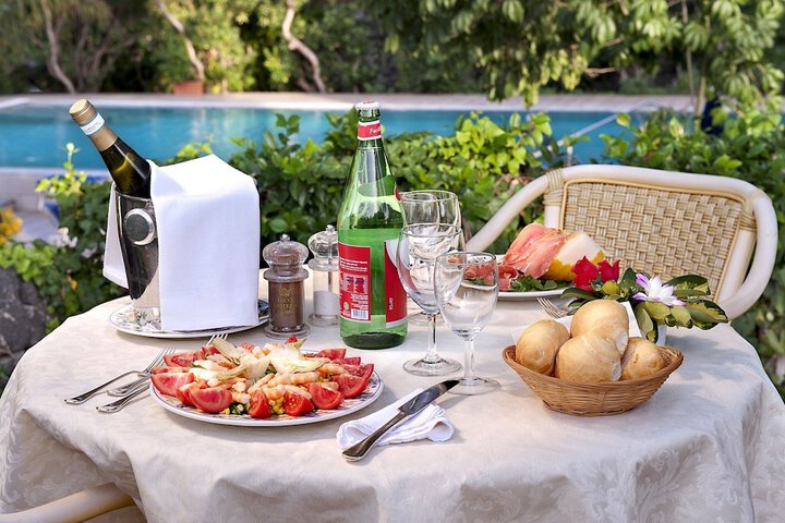Dining 30 of 32