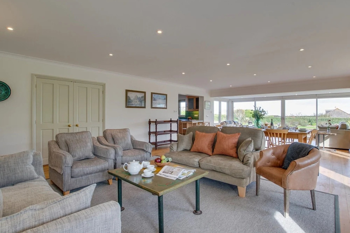Beautiful Detached Holiday Home With Open Fireplace and Large Garden in Cornwall